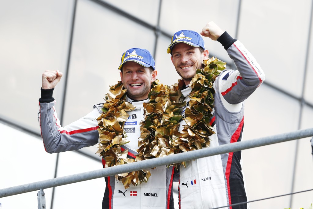 Michael Christensen (t.v.) og hans franske makker Kevin Estre blev på Le Mans kåret som verdensmestre i GT sportsvognsracing
(Foto: Porsche / Jürgen Tap)